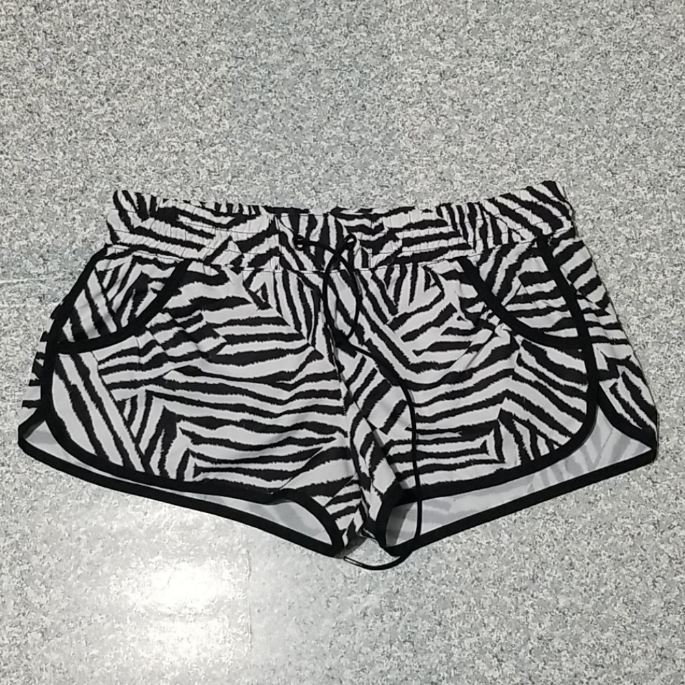 🥰 Live Love Dream shorts size jr's (M)